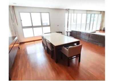 For rent pet friendly apartment 3 bedrooms in Sukhumvit 23 BTS Asoke MRT Sukhumvit