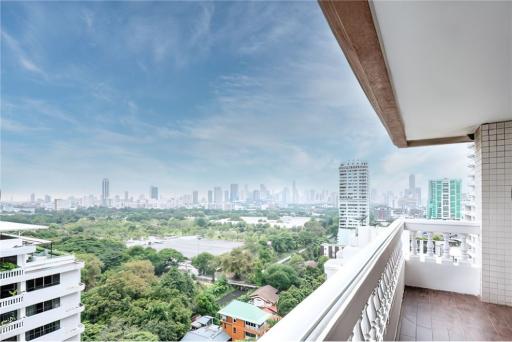 pet friendly 4 bedrooms big balcony Asoke