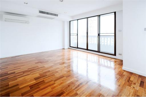 pet friendly 4 bedrooms big balcony Asoke