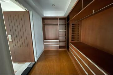 Spacious newly renovated unit with maid