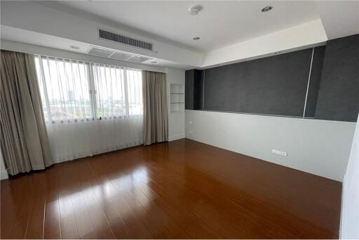 Spacious newly renovated unit with maid