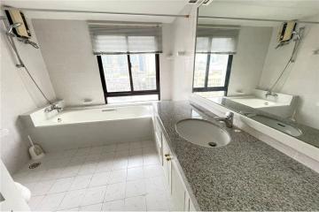 Big bright unit with full kitchen in Langsuan