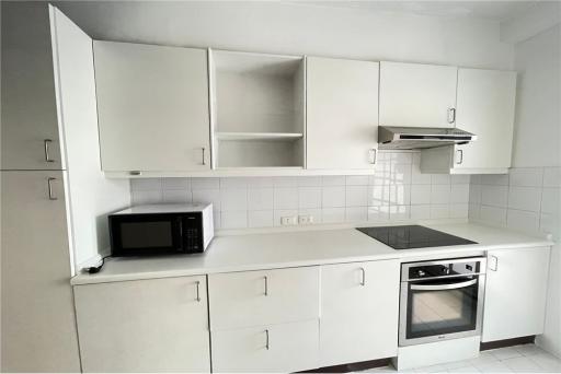 Big bright unit with full kitchen in Langsuan