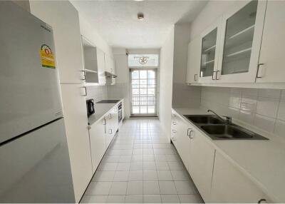 Big bright unit with full kitchen in Langsuan