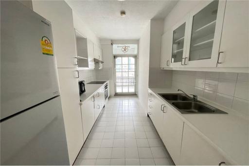 Big bright unit with full kitchen in Langsuan