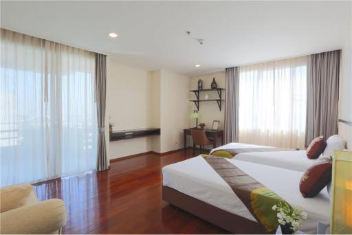 For Rent 3bedroom 3 bath Fully Furnished, 5 Minutes walk to BTS Phrom Phong