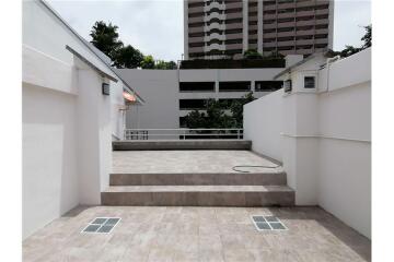 Very Nice Home Office 3 fl. with roof top for rent