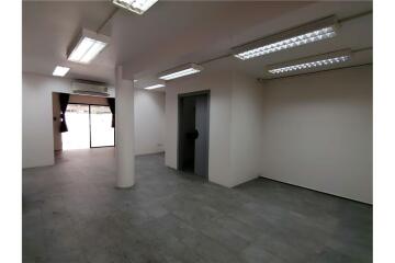 Very Nice Home Office 3 fl. with roof top for rent