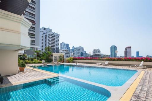 For Rent: Newly renovated 2+1 bedroom unit on the 18th floor at Newton Sukhumvit Soi 6, within walking distance to BTS NANA.