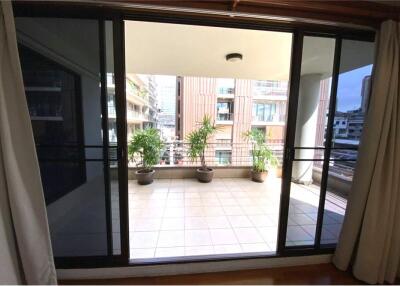 Spacious 3 Bedrooms For Rent Near BTS Asoke