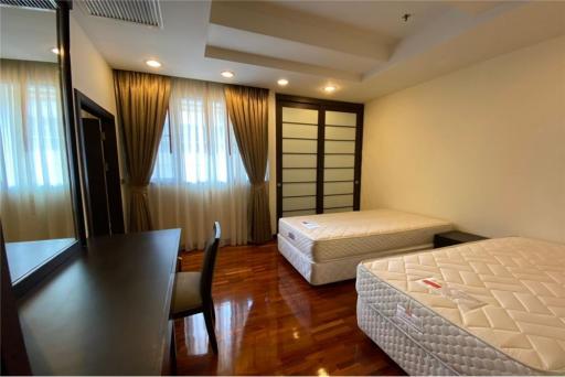 For rent pet friendly apartment 3 bedrooms Sukhumvit 19 BTS Asoke station