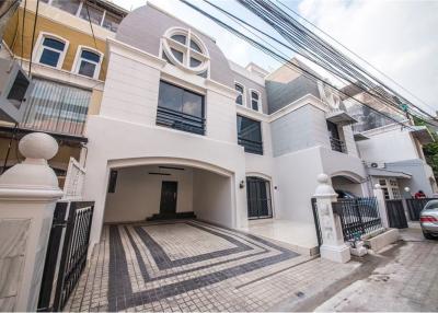 Townhome-Home Office 4 Stories, 7 Beds For Sale  Ekamai Close to Donki Mall - 920071001-8306