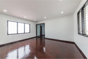 Townhome-Home Office 4 Stories, 7 Beds For Sale  Ekamai Close to Donki Mall