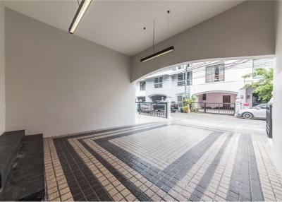 Townhome-Home Office 4 Stories, 7 Beds For Sale  Ekamai Close to Donki Mall - 920071001-8306