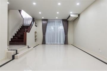 Townhome-Home Office 4 Stories, 7 Beds For Sale  Ekamai Close to Donki Mall