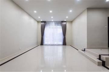 Townhome-Home Office 4 Stories, 7 Beds For Sale  Ekamai Close to Donki Mall - 920071001-8306