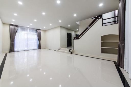 Townhome-Home Office 4 Stories, 7 Beds For Sale  Ekamai Close to Donki Mall