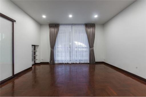 Townhome-Home Office 4 Stories, 7 Beds For Sale  Ekamai Close to Donki Mall - 920071001-8306