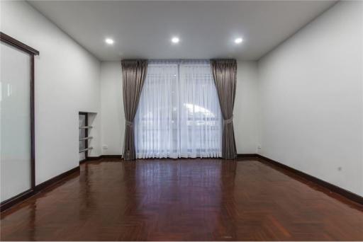 Townhome-Home Office 4 Stories, 7 Beds For Sale  Ekamai Close to Donki Mall