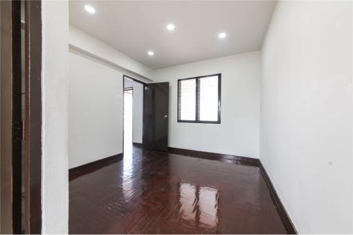 Townhome-Home Office 4 Stories, 7 Beds For Sale  Ekamai Close to Donki Mall - 920071001-8306