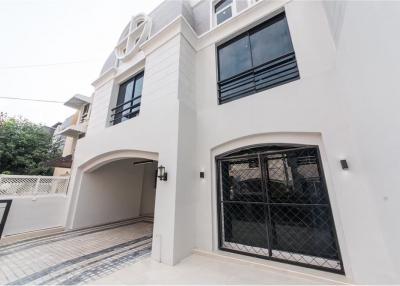 Townhome-Home Office 4 Stories, 7 Beds For Sale  Ekamai Close to Donki Mall - 920071001-8306