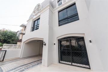 Townhome-Home Office 4 Stories, 7 Beds For Sale  Ekamai Close to Donki Mall