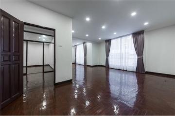 Townhome-Home Office 4 Stories, 7 Beds For Sale  Ekamai Close to Donki Mall