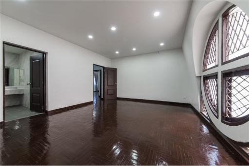 Townhome-Home Office 4 Stories, 7 Beds For Sale  Ekamai Close to Donki Mall - 920071001-8306