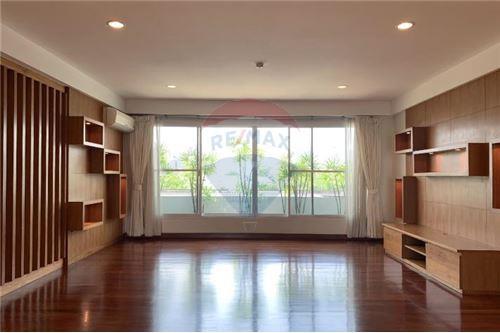 Spacious 3-Bedroom Rental  Tree View Yenakard  Prime Amenities & Accessibility