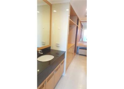 Apartmet 3 Bedrooms+Family room  For Rent near BTS Phromphong