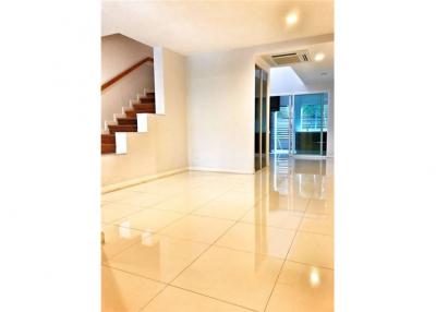 Home office for rent 3Bedrooms, Townhouse for rent  Asoke, BTS Asoke, Sukhumvit