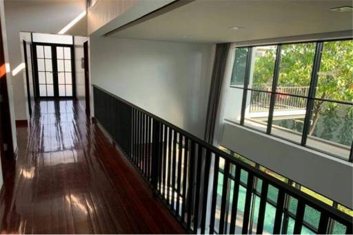 HOUSE WITH SWIMING POOL 4 BEDS SUKHUMVIT FOR SALE