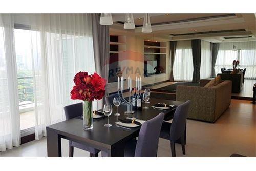 Apartment 3 Bedrooms For Rent BTS Ploenchit