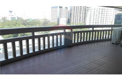 Apartment 3+1 Beds For Rent On Langsuan