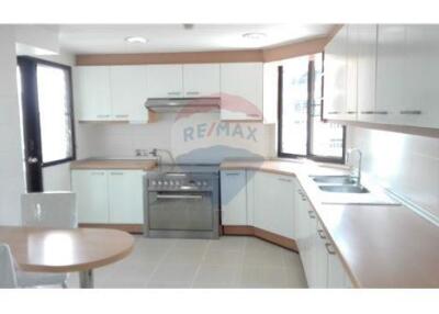 Apartment 3+1 Beds For Rent On Langsuan