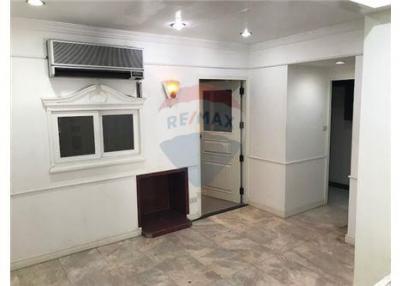Available PET Freindly Townhouse 4 Beds For Rent In Sathorn Soi 3 - 920071001-8358