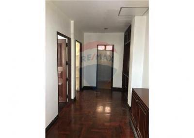 Available PET Freindly Townhouse 4 Beds For Rent In Sathorn Soi 3