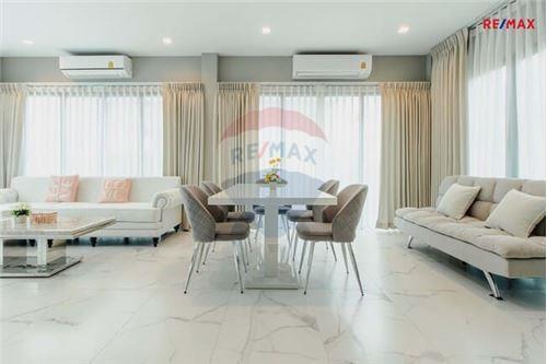 254 Sqm., 4 Beds, 4 Baths Townhouse listed for ฿ 12,900,000.