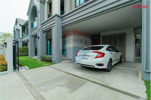 254 Sqm., 4 Beds, 4 Baths Townhouse listed for ฿ 12,900,000.