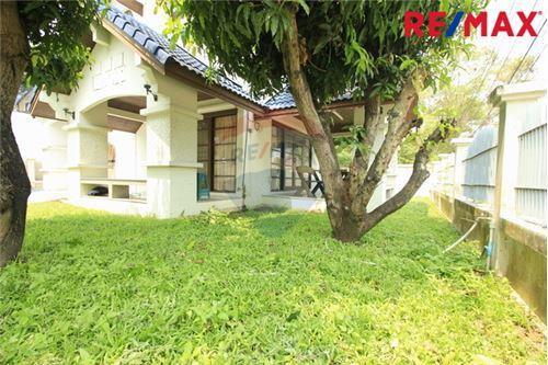 160 Sqm., 3 Beds, 2 Baths Townhouse listed for ฿ 5,500,000.