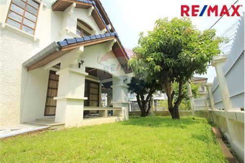 160 Sqm., 3 Beds, 2 Baths Townhouse listed for ฿ 5,500,000.