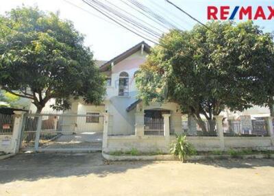 160 Sqm., 3 Beds, 2 Baths Townhouse listed for ฿ 5,500,000.