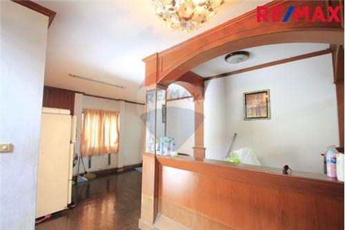 160 Sqm., 3 Beds, 2 Baths Townhouse listed for ฿ 5,500,000.