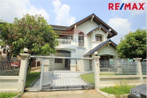 160 Sqm., 3 Beds, 2 Baths Townhouse listed for ฿ 5,500,000.