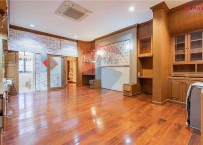 520 Sqm., 5 Beds, 5 Baths Townhouse listed for ฿ 25,000,000.