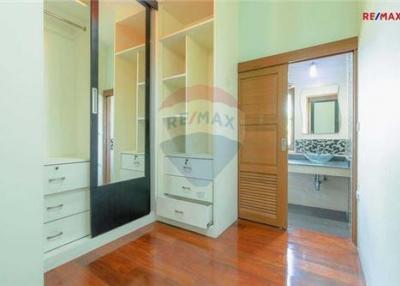 520 Sqm., 5 Beds, 5 Baths Townhouse listed for ฿ 25,000,000.