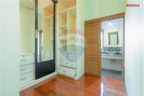 520 Sqm., 5 Beds, 5 Baths Townhouse listed for ฿ 25,000,000.