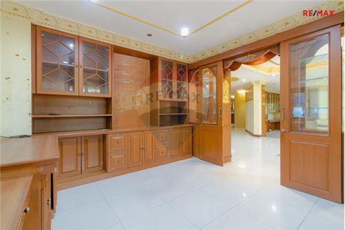 520 Sqm., 5 Beds, 5 Baths Townhouse listed for ฿ 25,000,000.