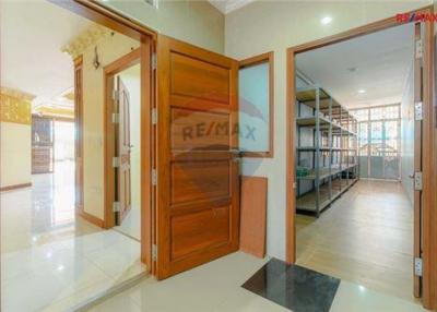 520 Sqm., 5 Beds, 5 Baths Townhouse listed for ฿ 25,000,000.