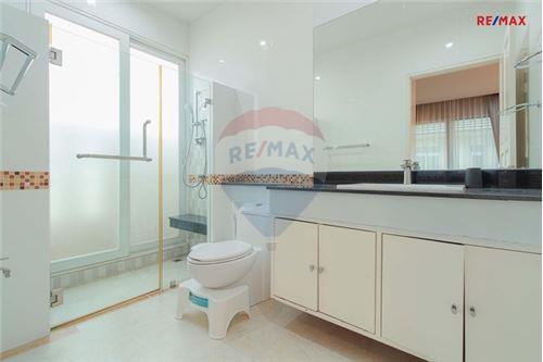 460 Sqm., 5 Beds, 5 Baths Townhouse listed for ฿ 24,500,000.